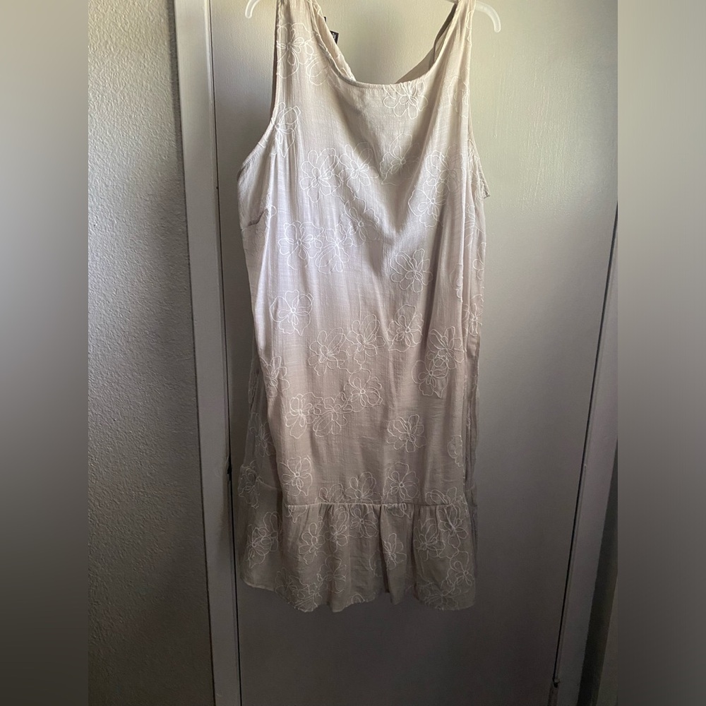 Women’s plus size 2X comfortable khaki and white dress NWOT